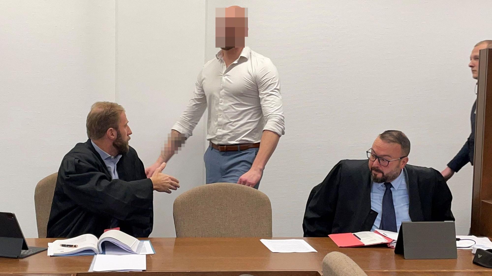 Der frühere Türsteher mit seinen Verteidigern Christopher Posch (l.) und Tamer Yaikin beim damaligen Prozess im Kölner Landgericht