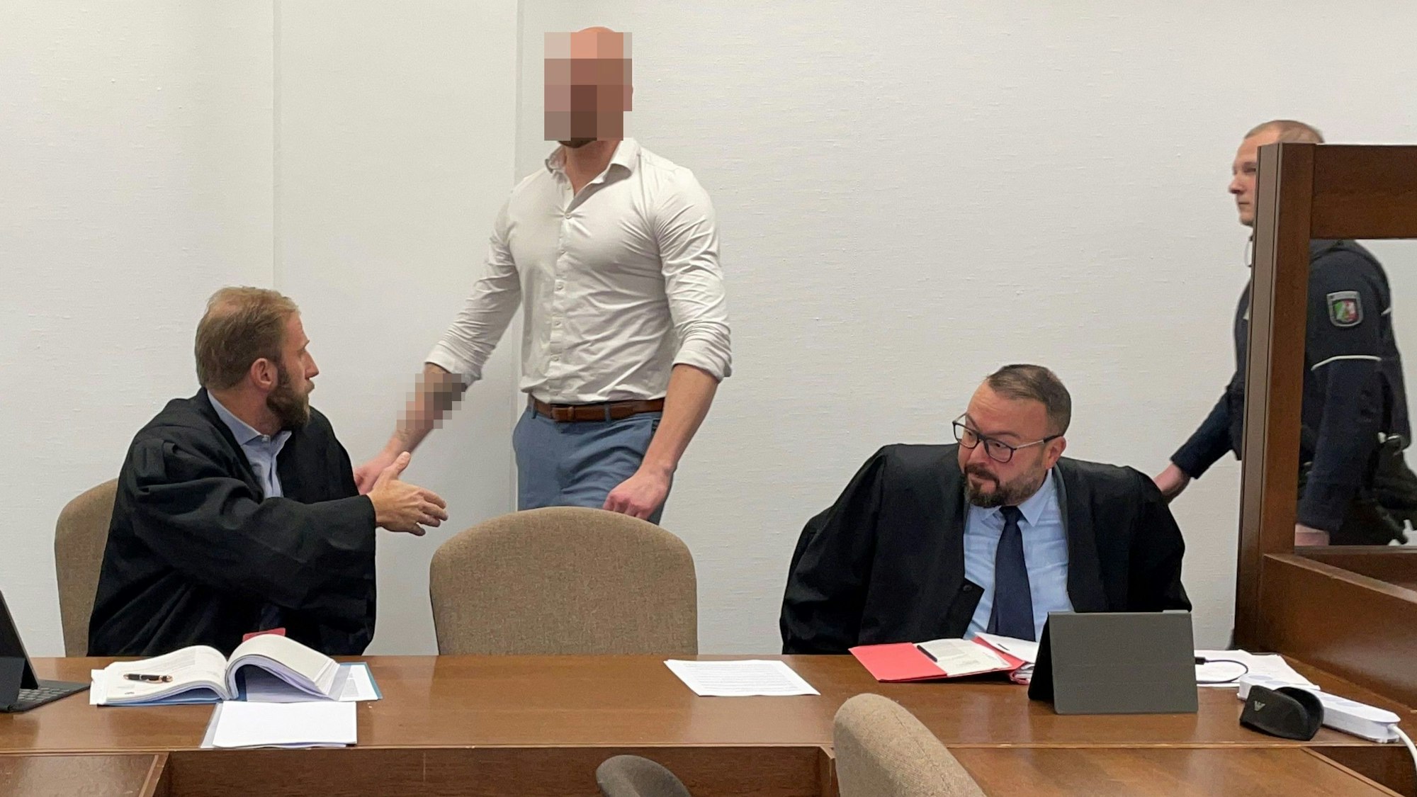 Der Angeklagte mit seinen Verteidigern Christopher Posch (l.) und Tamer Yaikin im Kölner Landgericht.
