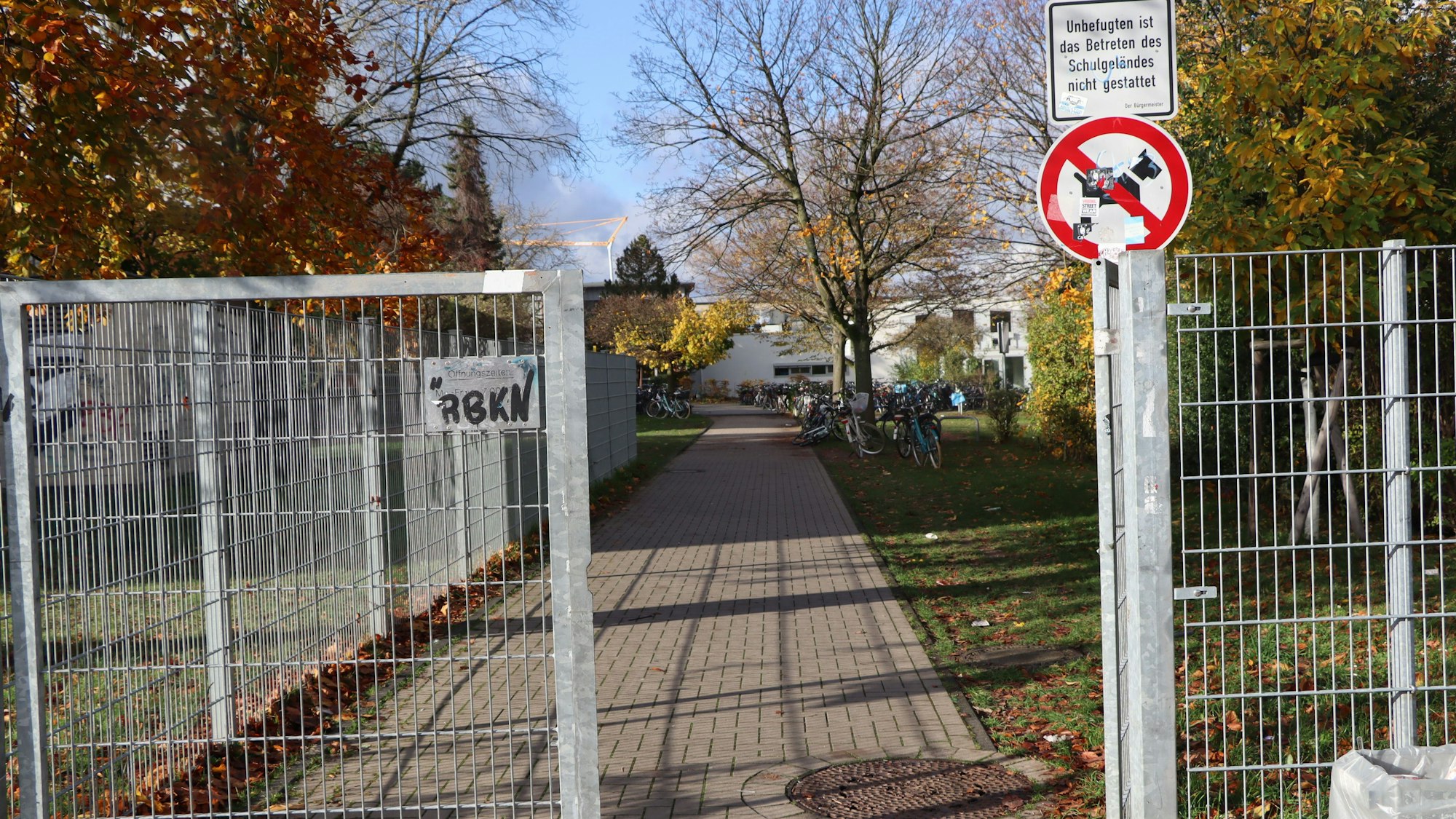 Auf dem Foto ist ein Zugang zum Schulgelände zu sehen. Unbefugte, so ist es dem Schild zu entnehmen, dürfen das Schulgelände nicht betreten.