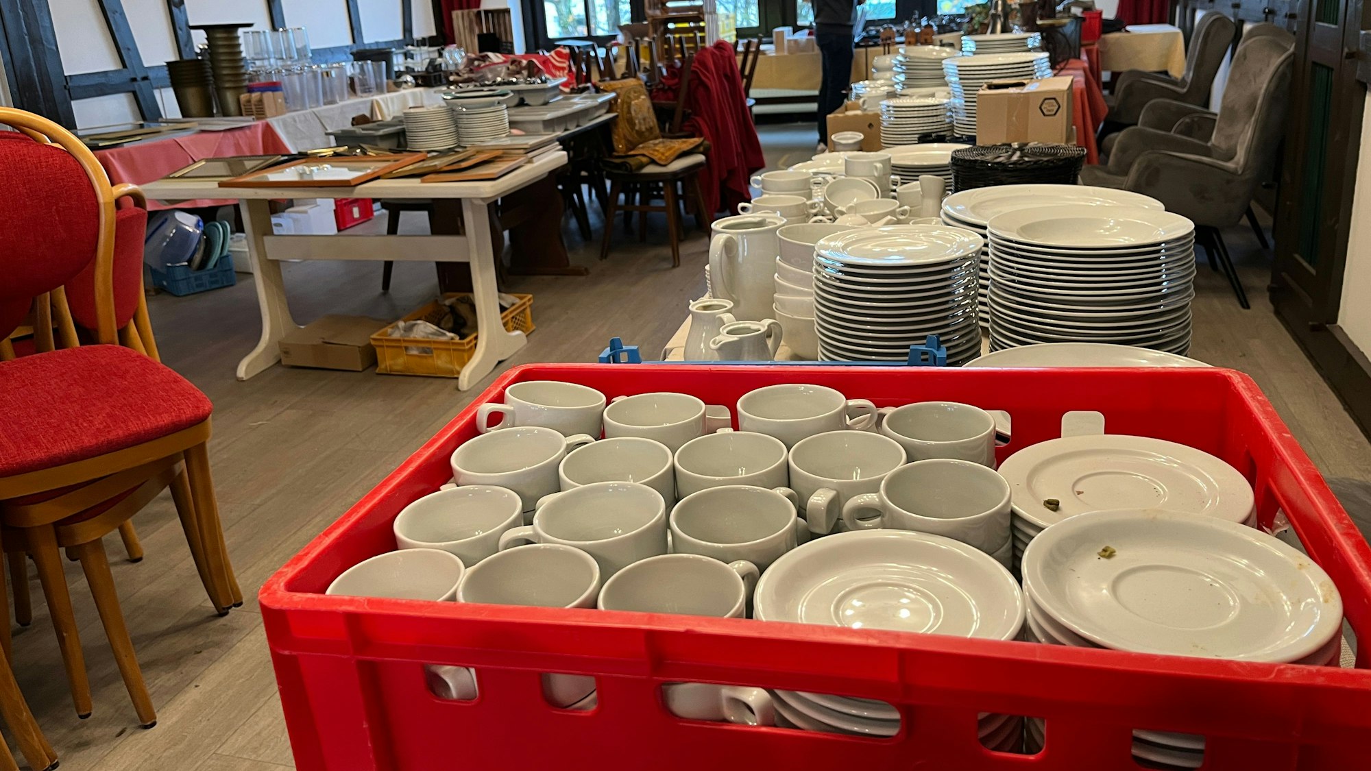 Zum Angebot aus dem früheren Haus Sonnenschein gehörten Teller, Tassen, Kannen, Stühle, Dekorationen, Tische und Fernsehgeräte.