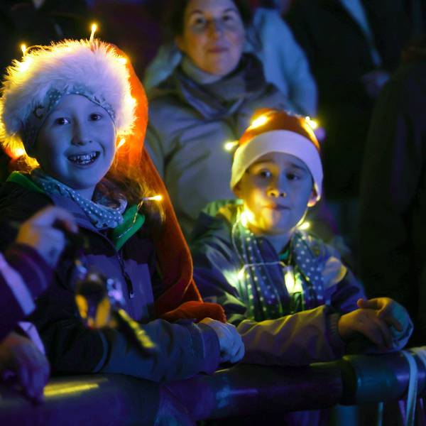 Lachende Kinder im Publikum bei „Loss mer Weihnachtsleeder singe“.