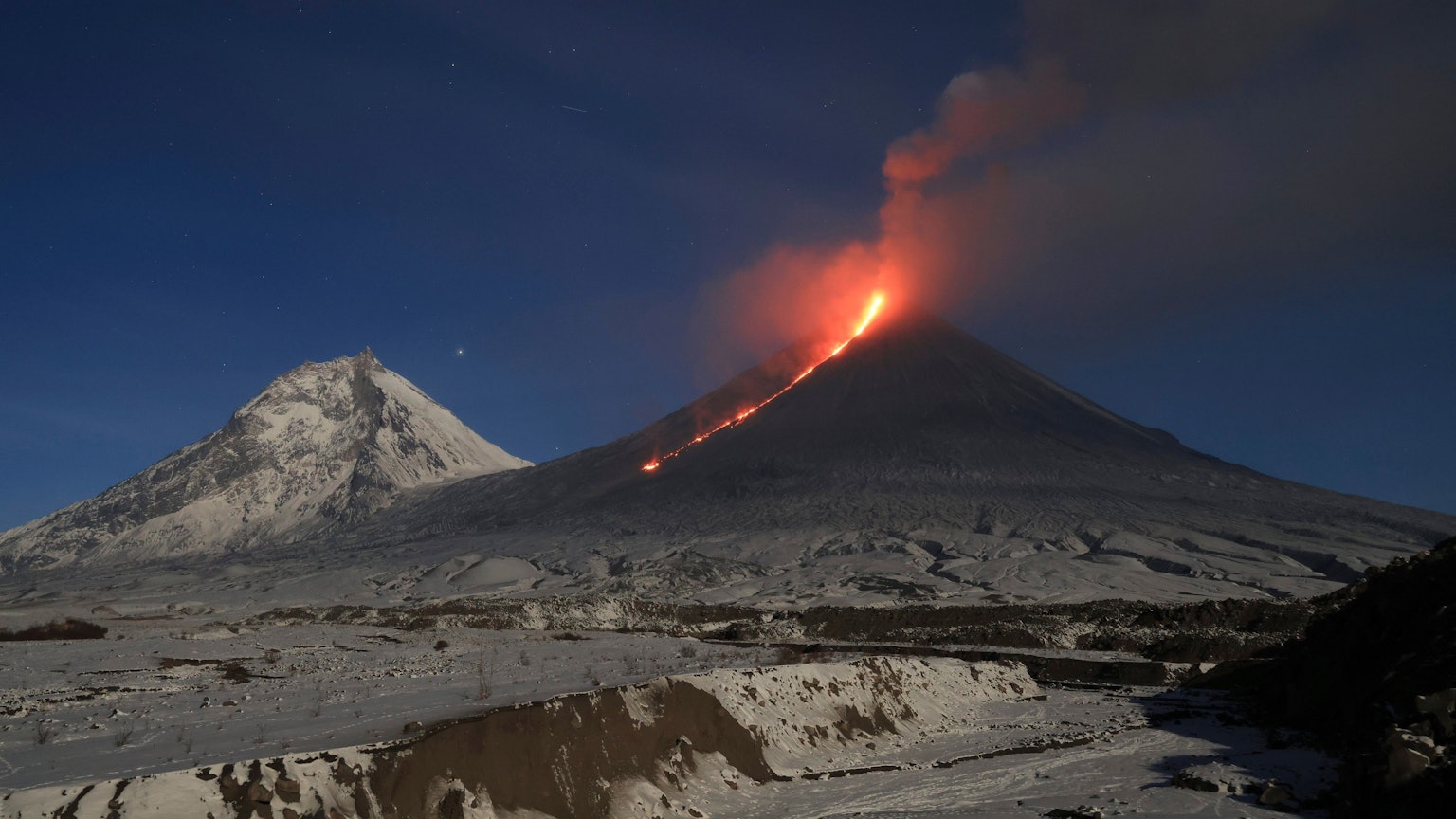 Lava strömt aus dem Vulkan Kljutschewskoi in Russland.