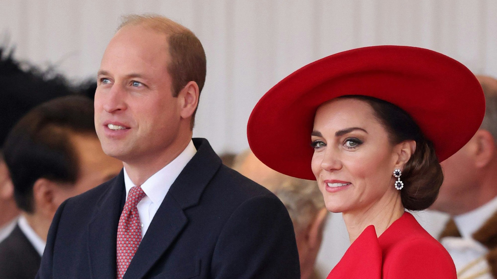 Prinzessin Kate (r) und Prinz William bei der feierlichen Begrüßung des südkoreanischen Präsidenten und seiner Frau am ersten Tag des Staatsbesuchs des Paares in Großbritannien.