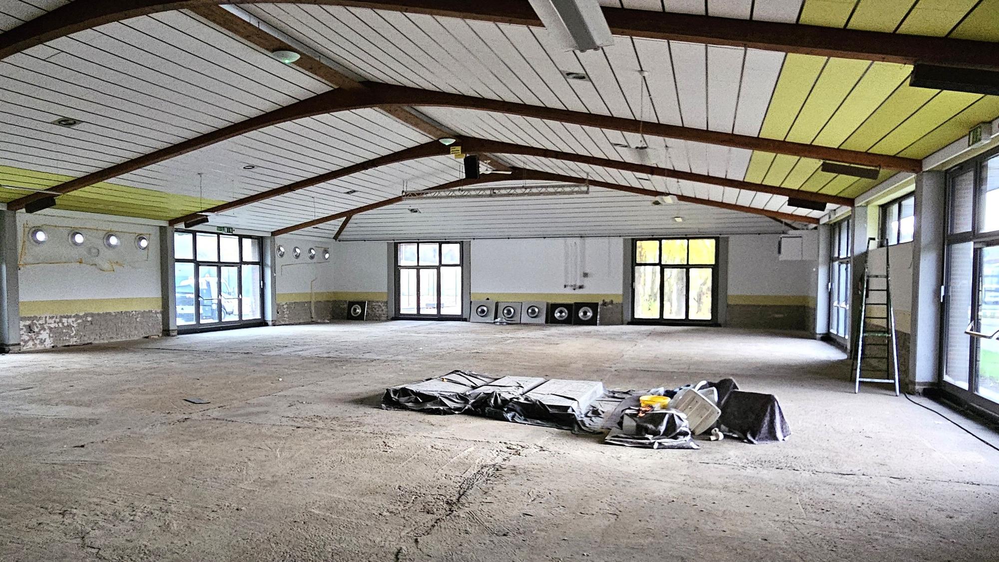 Blick in die kahle Bürgerhalle mit Betonboden.