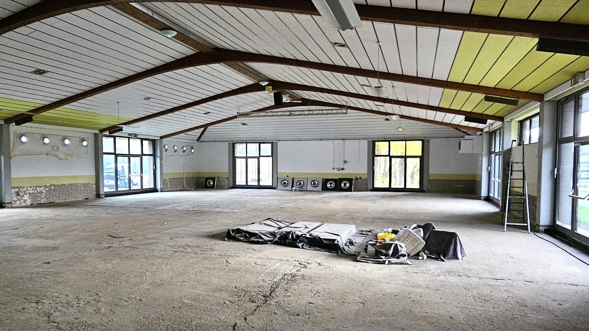 Blick in die kahle Bürgerhalle mit Betonboden.