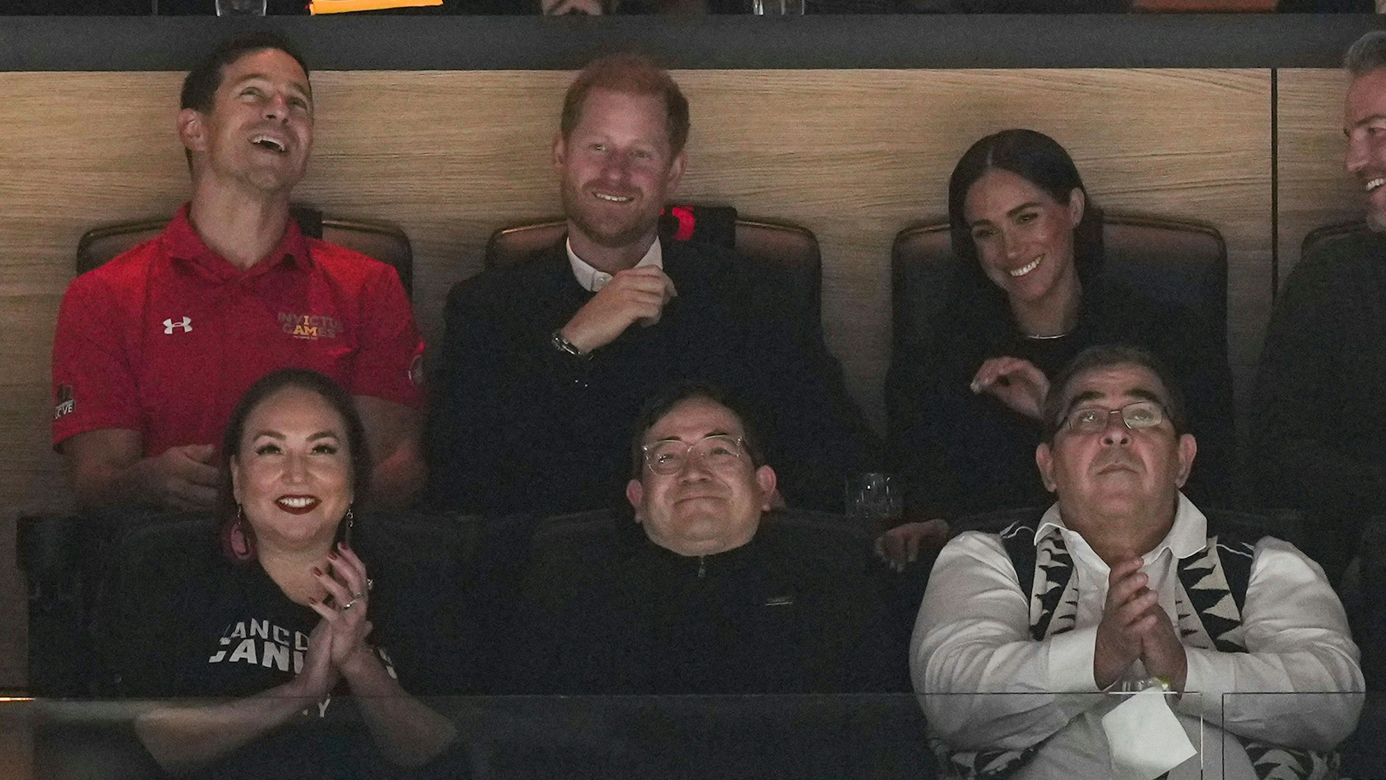 Meghan (r) und Harry verfolgen das Spiel von der Ehrentribüne aus.