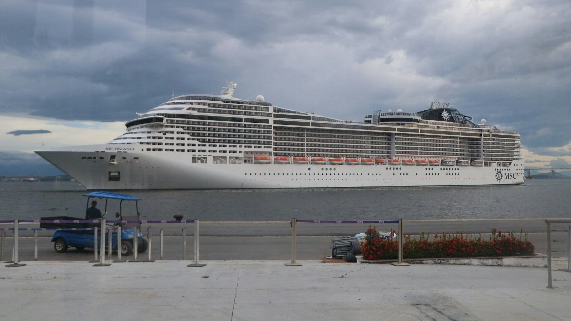 Das Kreuzfahrtschiff MSC Preziosa liegt im Hafen von Rio de Janeiro vor Anker.