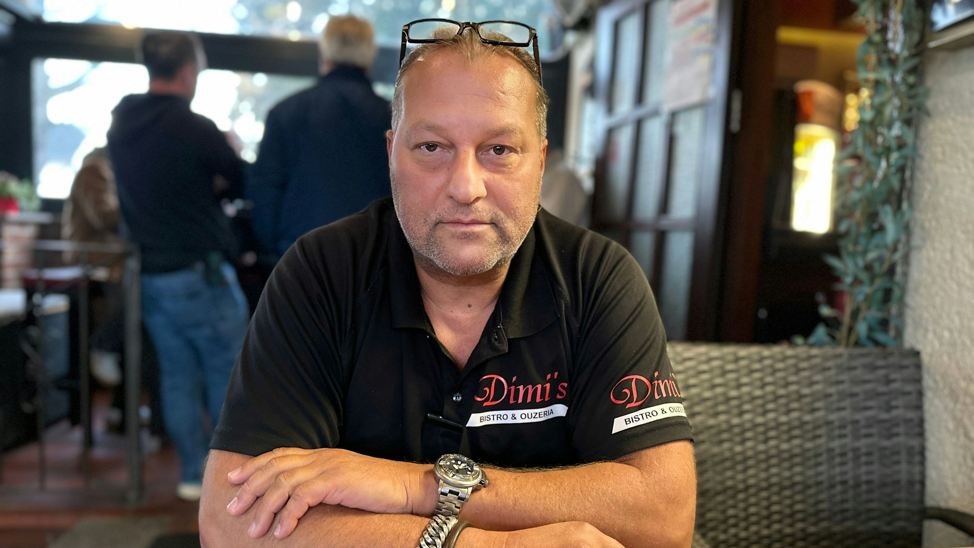 Ein Mann im Lokal sitzt am Tisch.