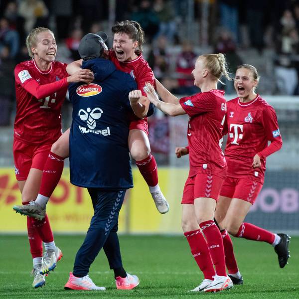 Adriana Achinska FC Koeln, 09, Celina Degen FC Koeln, 05, Daniel Weber FC Koeln, Trainer, Anna Gerhardt FC Koeln, 21jubeln ueber das Tor zum 2:3, GER, SC Freiburg vs FC Koeln, Fussball Google Pixel Frauen Bundesliga, 8. Spieltag, Saison 2023/2024, 20.11.2023 DFB regulations prohibit any use of photographs as image sequences and/or quasi-video GER, SC Freiburg vs FC Koeln, Fussball Google Pixel Frauen Bundesliga, 8. Spieltag, Saison 2023/2024, 20.11.2023 Freiburg *** Adriana Achinska FC Koeln, 09 , Celina Degen FC Koeln, 05 , Daniel Weber FC Koeln, Trainer , Anna Gerhardt FC Koeln, 21 jubilate over the goal to 2 3, GER, SC Freiburg vs FC Koeln, Football Google Pixel Womens Bundesliga, 8 Matchday, Season 2023 2024, 20 11 2023 DFB regulations prohibit any use of photographs as image sequences and or quasi video GER, SC Freiburg vs FC Koeln, Football Google Pixel Womens Bundesliga, 8 Matchday, Season 2023 2024, 20 11 2023 Freiburg Copyright: xEibner-Pressefoto/Memmlerx EP_MMR