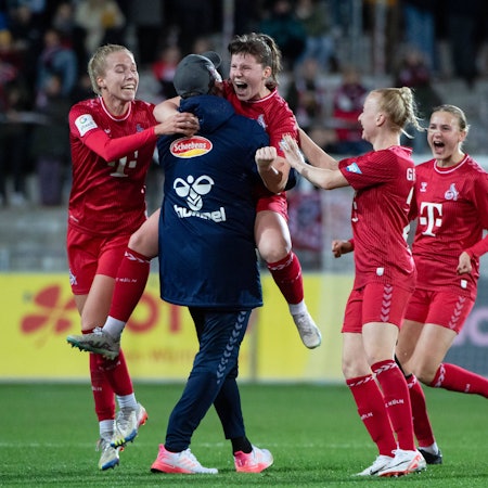 Adriana Achinska FC Koeln, 09, Celina Degen FC Koeln, 05, Daniel Weber FC Koeln, Trainer, Anna Gerhardt FC Koeln, 21jubeln ueber das Tor zum 2:3, GER, SC Freiburg vs FC Koeln, Fussball Google Pixel Frauen Bundesliga, 8. Spieltag, Saison 2023/2024, 20.11.2023 DFB regulations prohibit any use of photographs as image sequences and/or quasi-video GER, SC Freiburg vs FC Koeln, Fussball Google Pixel Frauen Bundesliga, 8. Spieltag, Saison 2023/2024, 20.11.2023 Freiburg *** Adriana Achinska FC Koeln, 09 , Celina Degen FC Koeln, 05 , Daniel Weber FC Koeln, Trainer , Anna Gerhardt FC Koeln, 21 jubilate over the goal to 2 3, GER, SC Freiburg vs FC Koeln, Football Google Pixel Womens Bundesliga, 8 Matchday, Season 2023 2024, 20 11 2023 DFB regulations prohibit any use of photographs as image sequences and or quasi video GER, SC Freiburg vs FC Koeln, Football Google Pixel Womens Bundesliga, 8 Matchday, Season 2023 2024, 20 11 2023 Freiburg Copyright: xEibner-Pressefoto/Memmlerx EP_MMR