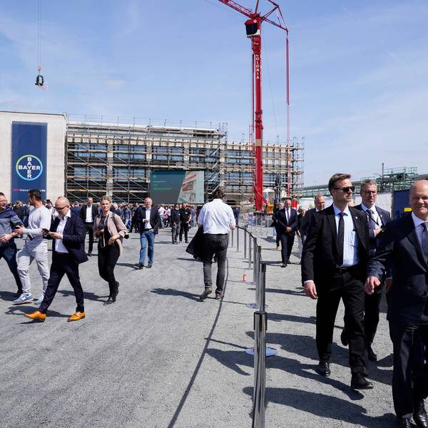 Bundeskanzler beim Richtfest SOLIDA-1 im Chempark Leverkusen Aktuell, 13.05.2022, Leverkusen, Vorstandsvorsitzender der Bayer AG Werner Baumann bei verlassen des Richtfest der Bayer AG im Chempark Leverkusen zur Eroeffnung der neuen Arzneimittelproduktionsanlage SOLIDA-1 im Hintergrund Leverkusen Nordrhein-Westfalen Deutschland *** German Chancellor at the topping-out ceremony SOLIDA 1 in Chempark Leverkusen Current, 13 05 2022, Leverkusen, Chairman of the Board of Management of Bayer AG Werner Baumann at leaving the topping-out ceremony of Bayer AG in Chempark Leverkusen for the opening of the new drug production plant SOLIDA 1 in the background Leverkusen North Rhine Westphalia Germany