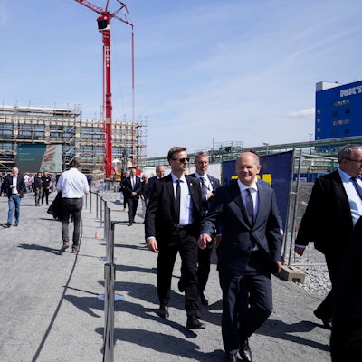Bundeskanzler beim Richtfest SOLIDA-1 im Chempark Leverkusen Aktuell, 13.05.2022, Leverkusen, Vorstandsvorsitzender der Bayer AG Werner Baumann bei verlassen des Richtfest der Bayer AG im Chempark Leverkusen zur Eroeffnung der neuen Arzneimittelproduktionsanlage SOLIDA-1 im Hintergrund Leverkusen Nordrhein-Westfalen Deutschland *** German Chancellor at the topping-out ceremony SOLIDA 1 in Chempark Leverkusen Current, 13 05 2022, Leverkusen, Chairman of the Board of Management of Bayer AG Werner Baumann at leaving the topping-out ceremony of Bayer AG in Chempark Leverkusen for the opening of the new drug production plant SOLIDA 1 in the background Leverkusen North Rhine Westphalia Germany
