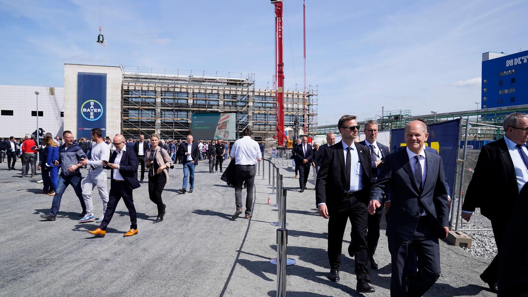 Bundeskanzler beim Richtfest SOLIDA-1 im Chempark Leverkusen Aktuell, 13.05.2022, Leverkusen, Vorstandsvorsitzender der Bayer AG Werner Baumann bei verlassen des Richtfest der Bayer AG im Chempark Leverkusen zur Eroeffnung der neuen Arzneimittelproduktionsanlage SOLIDA-1 im Hintergrund Leverkusen Nordrhein-Westfalen Deutschland *** German Chancellor at the topping-out ceremony SOLIDA 1 in Chempark Leverkusen Current, 13 05 2022, Leverkusen, Chairman of the Board of Management of Bayer AG Werner Baumann at leaving the topping-out ceremony of Bayer AG in Chempark Leverkusen for the opening of the new drug production plant SOLIDA 1 in the background Leverkusen North Rhine Westphalia Germany