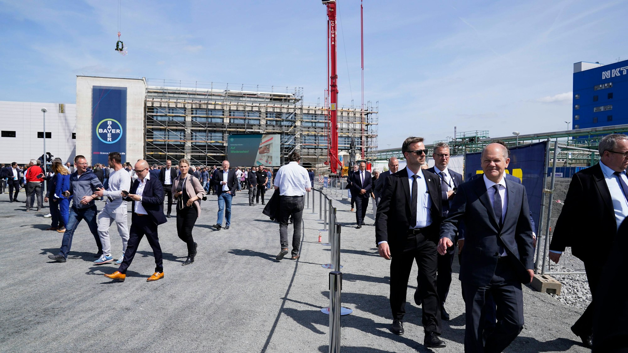 Bundeskanzler beim Richtfest SOLIDA-1 im Chempark Leverkusen Aktuell, 13.05.2022, Leverkusen, Vorstandsvorsitzender der Bayer AG Werner Baumann bei verlassen des Richtfest der Bayer AG im Chempark Leverkusen zur Eroeffnung der neuen Arzneimittelproduktionsanlage SOLIDA-1 im Hintergrund Leverkusen Nordrhein-Westfalen Deutschland *** German Chancellor at the topping-out ceremony SOLIDA 1 in Chempark Leverkusen Current, 13 05 2022, Leverkusen, Chairman of the Board of Management of Bayer AG Werner Baumann at leaving the topping-out ceremony of Bayer AG in Chempark Leverkusen for the opening of the new drug production plant SOLIDA 1 in the background Leverkusen North Rhine Westphalia Germany