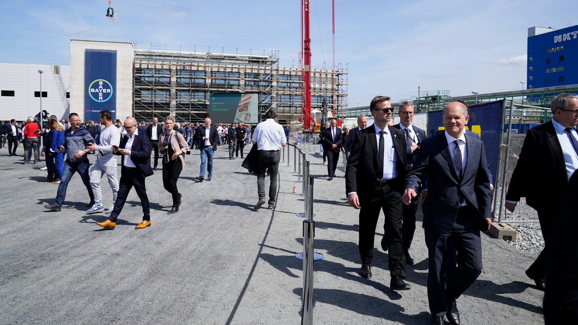Bundeskanzler beim Richtfest SOLIDA-1 im Chempark Leverkusen Aktuell, 13.05.2022, Leverkusen, Vorstandsvorsitzender der Bayer AG Werner Baumann bei verlassen des Richtfest der Bayer AG im Chempark Leverkusen zur Eroeffnung der neuen Arzneimittelproduktionsanlage SOLIDA-1 im Hintergrund Leverkusen Nordrhein-Westfalen Deutschland *** German Chancellor at the topping-out ceremony SOLIDA 1 in Chempark Leverkusen Current, 13 05 2022, Leverkusen, Chairman of the Board of Management of Bayer AG Werner Baumann at leaving the topping-out ceremony of Bayer AG in Chempark Leverkusen for the opening of the new drug production plant SOLIDA 1 in the background Leverkusen North Rhine Westphalia Germany