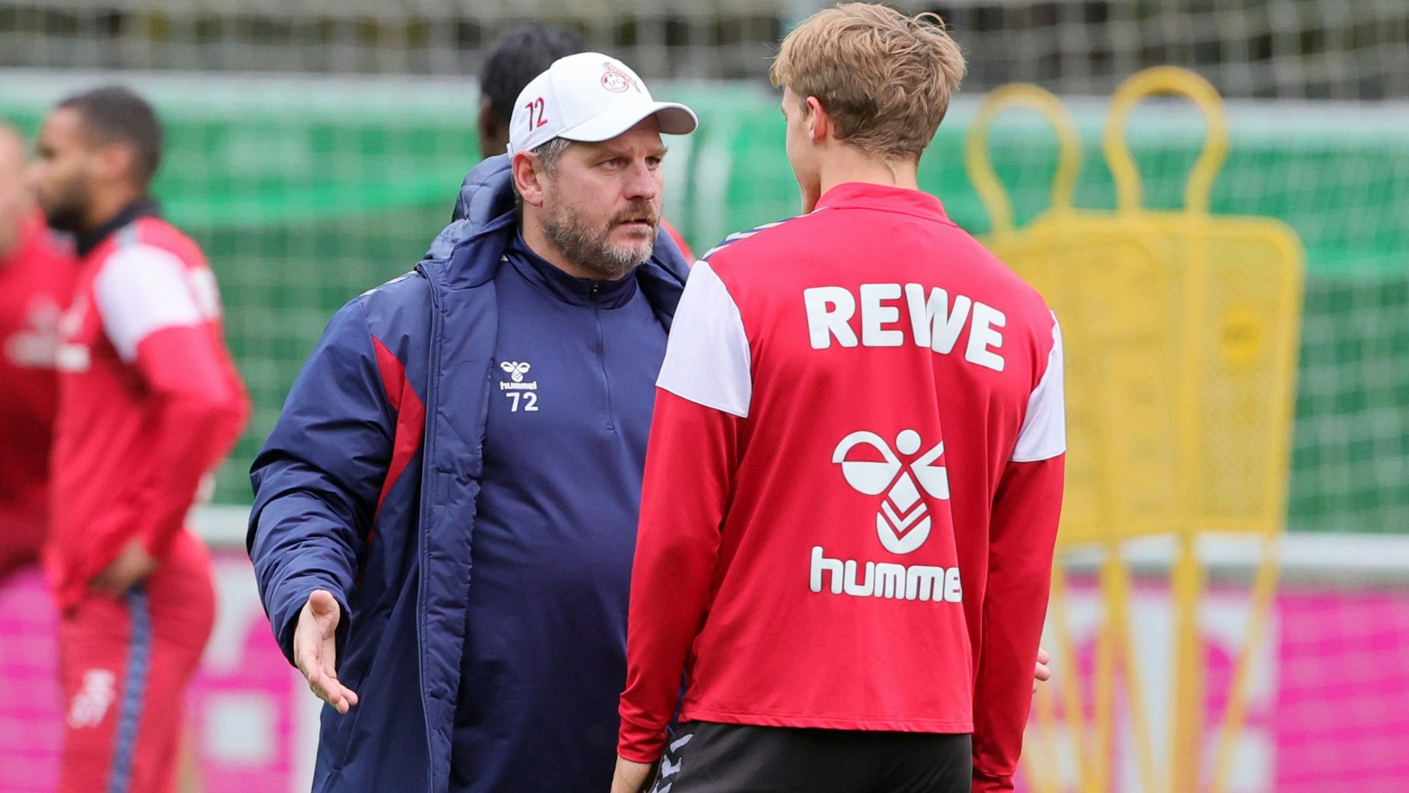 Timo Hübers im Gespräch mit FC-Cheftrainer Steffen Baumgart
