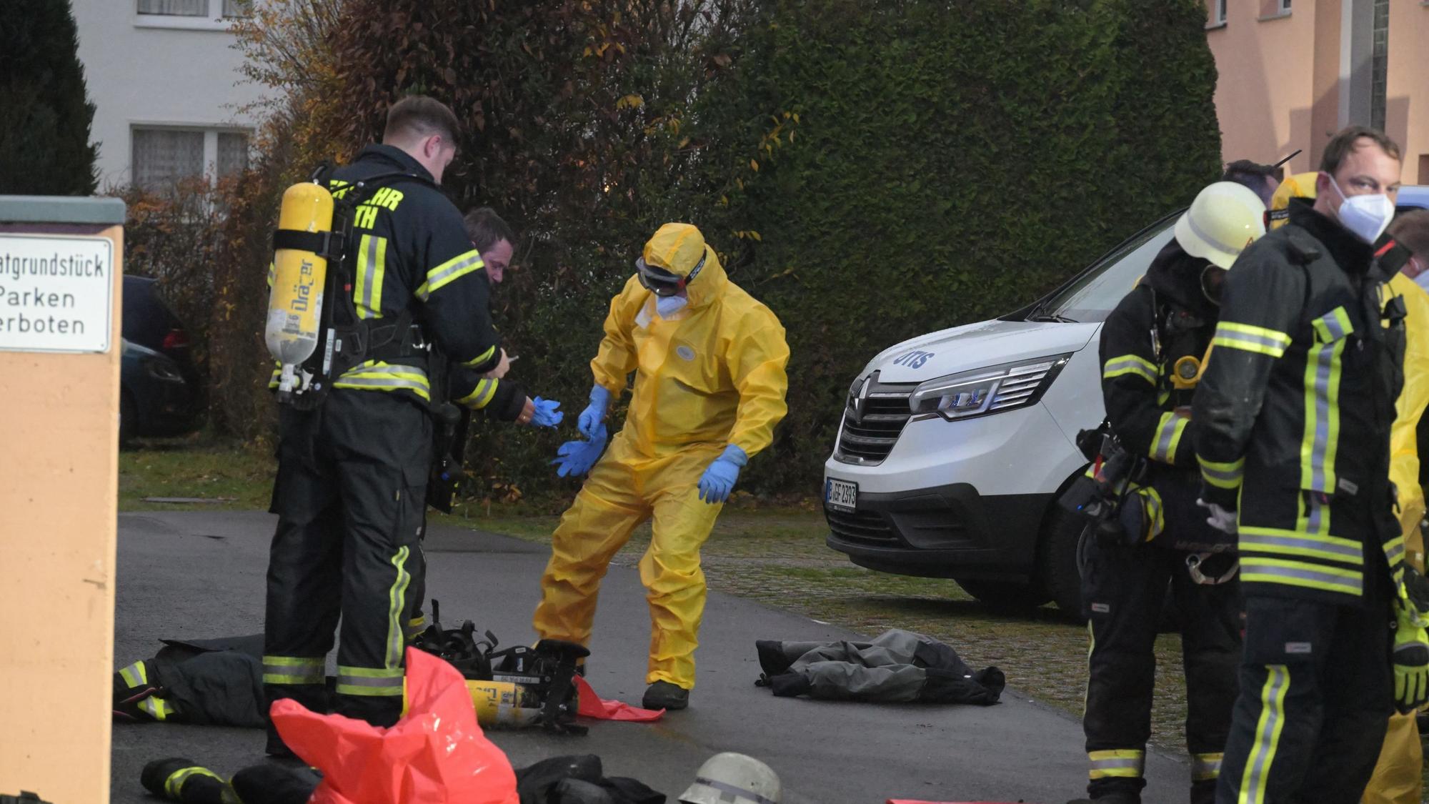 Das Foto zeigt Einsatzkräfte der Rösrather Feuerwehr bei ihrem Einsatz