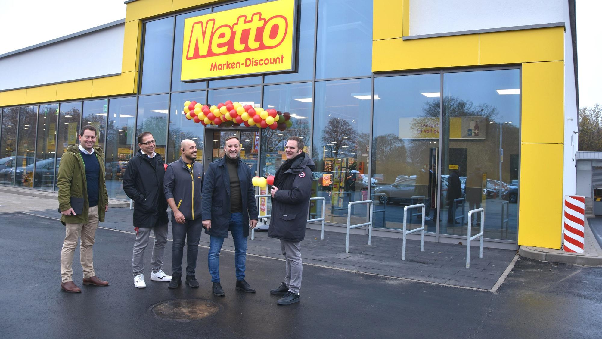 Das Foto zeigt Elsdorfs Bürgermeister Andreas Heller mit Vertretern des Discounters Netto vor der neuen Filiale in Elsdorf.