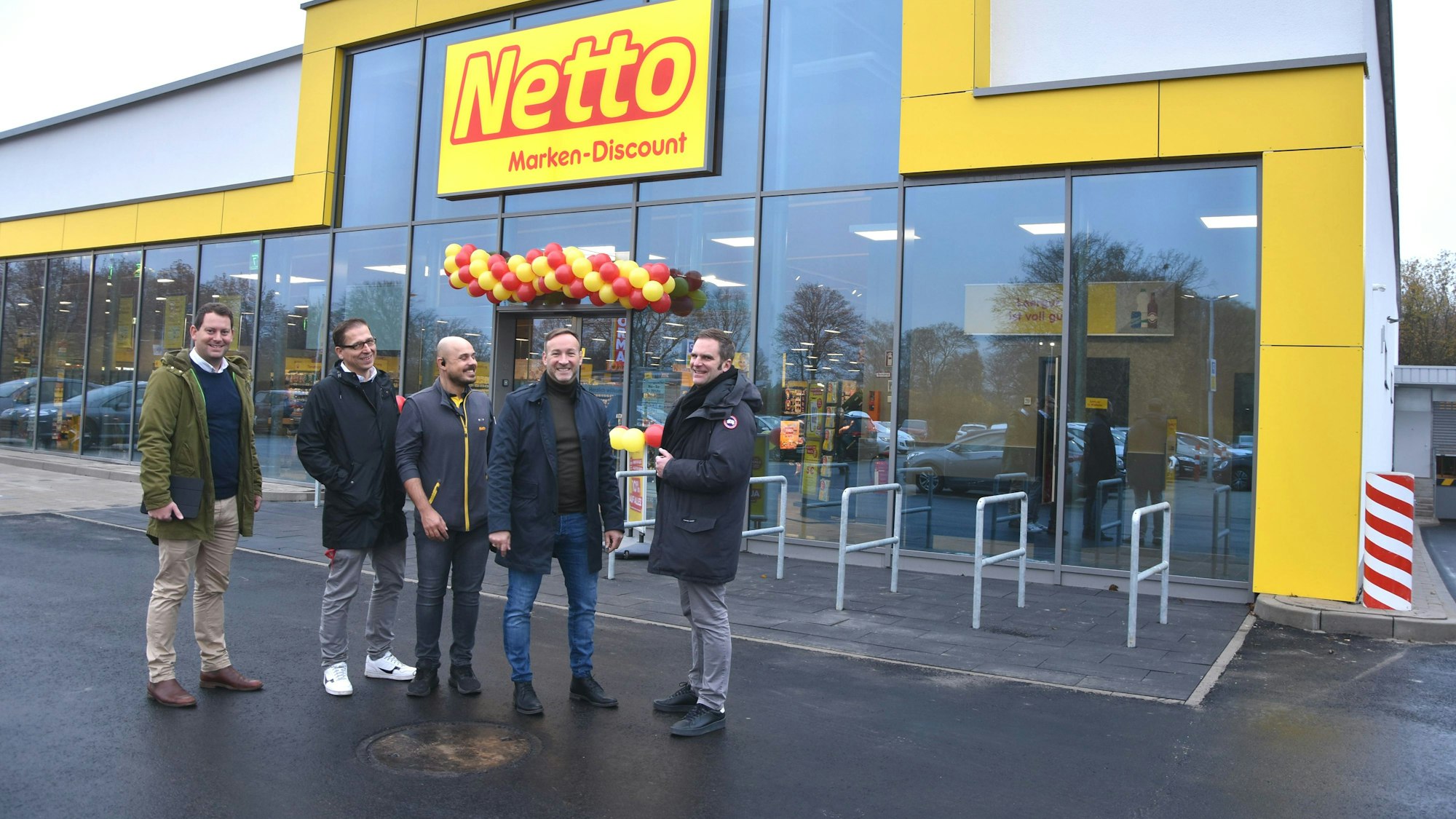 Das Foto zeigt Elsdorfs Bürgermeister Andreas Heller mit Vertretern des Discounters Netto vor der neuen Filiale in Elsdorf.