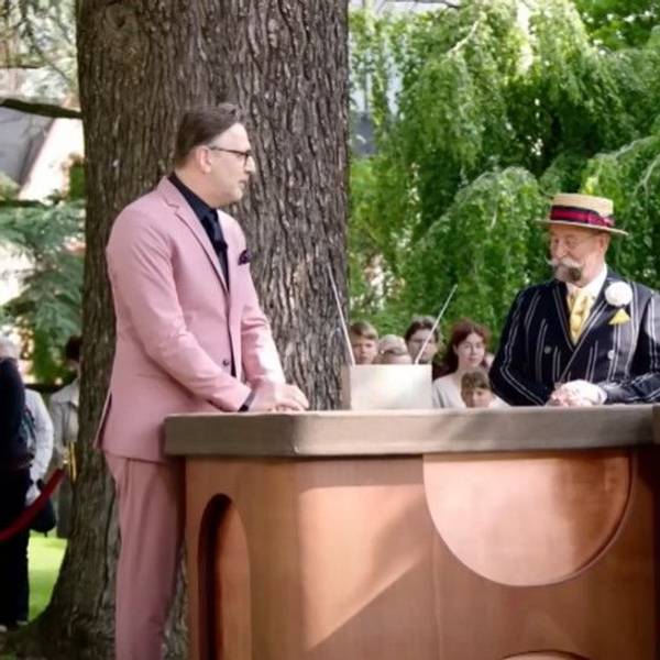 ZDF-Moderator Horst Lichter (Mitte) spricht mit „Bares für Rares“-Experte Detlev Kümmel (links) und Bieter Jörg F. (rechts) über die ungewöhnliche Skulptur.