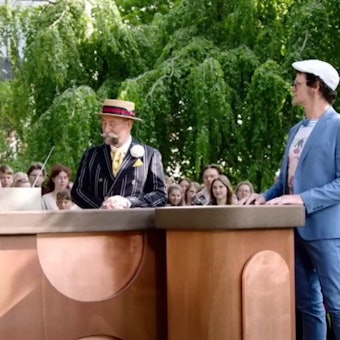 ZDF-Moderator Horst Lichter (Mitte) spricht mit „Bares für Rares“-Experte Detlev Kümmel (links) und Bieter Jörg F. (rechts) über die ungewöhnliche Skulptur.