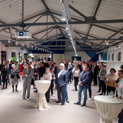 Das Bild zeigt zahlreiche Gäste während der Eröffnung der Ideenfabrik.