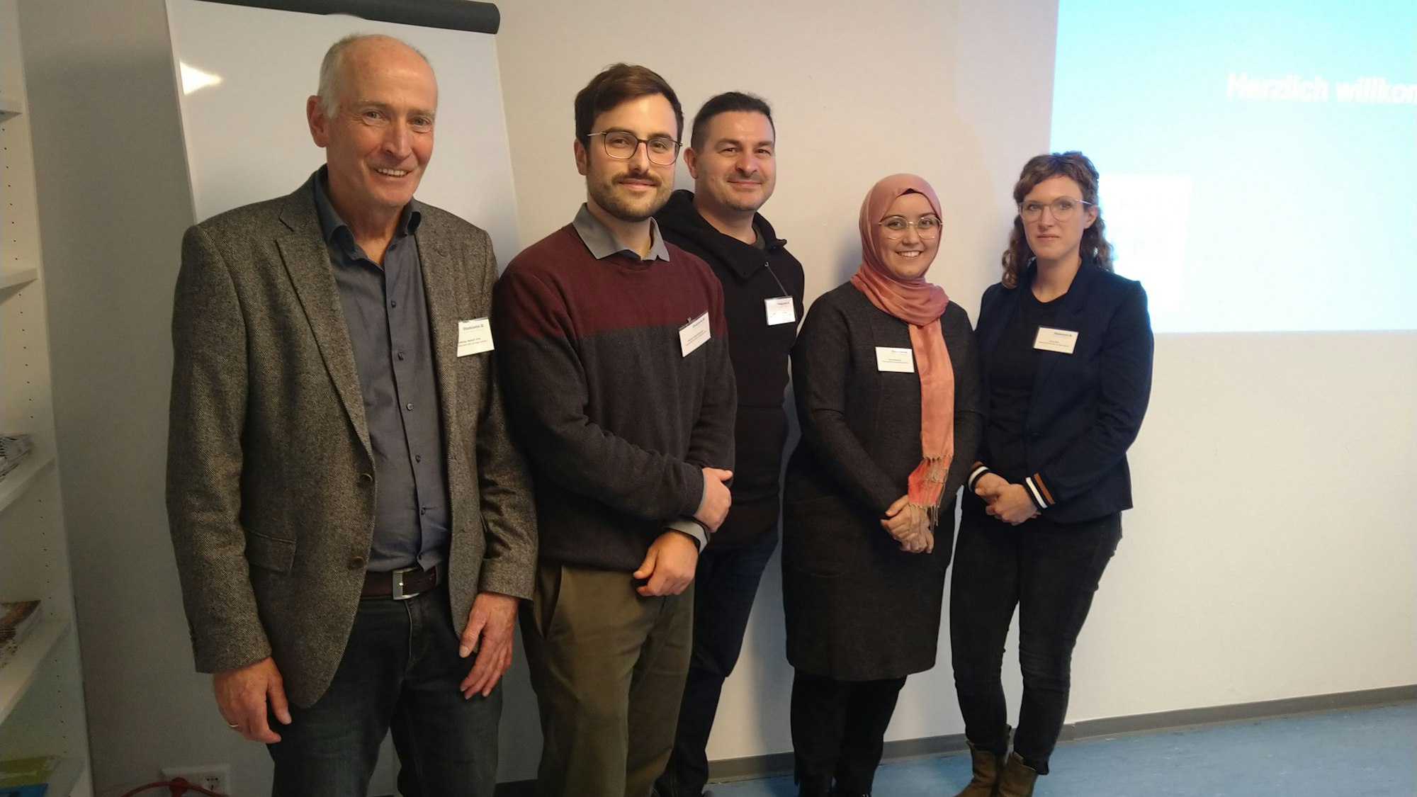 Die Verantwortlichen haben sich in einer Reihe aufgestellt.