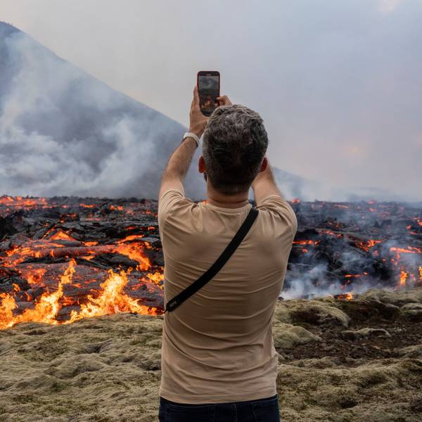 10.07.2023, Island, Fagradalsfjall: Ein Mann fotografiert, wie Lava aus einer Spalte eines Vulkans in der Nähe des Berges Litli-Hrútur, etwa 30 Kilometer südwestlich von Reykjavik, austritt. Auf Island ist es im dritten Jahr in Folge zu einem vulkanischen Ausbruch gekommen. Störungen des Flugverkehrs seien nicht zu befürchten, teilte die isländische Regierung mit. Foto: Marco Di Marco/AP/dpa +++ dpa-Bildfunk +++