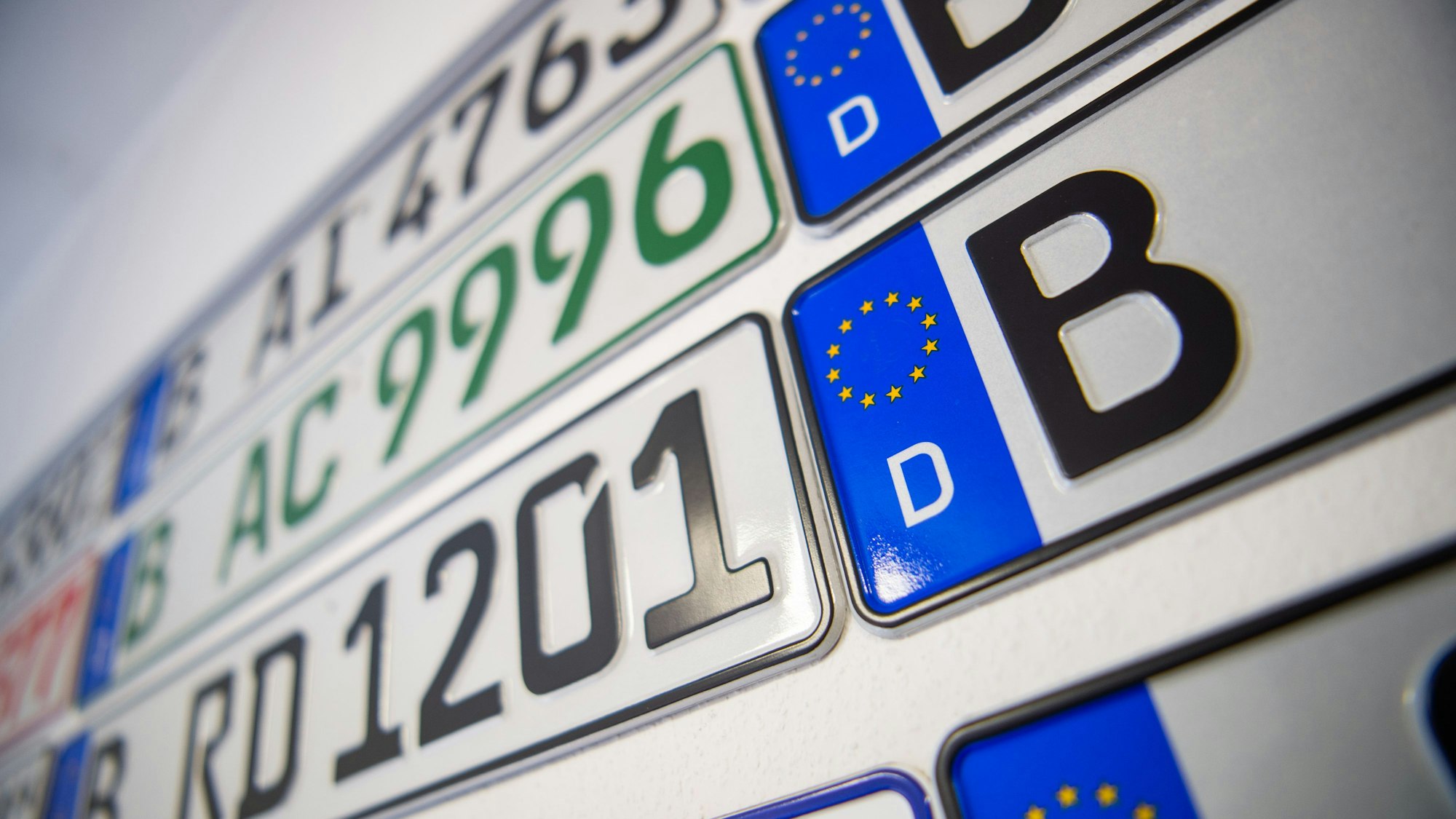 Das Foto zeigt Kfz-Kennzeichen.