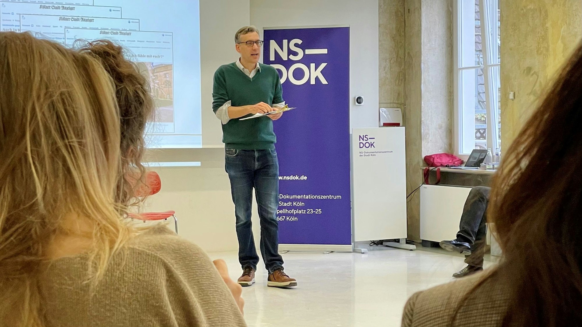 Patrick Fels von der Kölner Fachstelle gegen Antisemitismus bei einem Workshop für Mitarbeitende der Stadt Köln im NS-Dokumentationszentrum