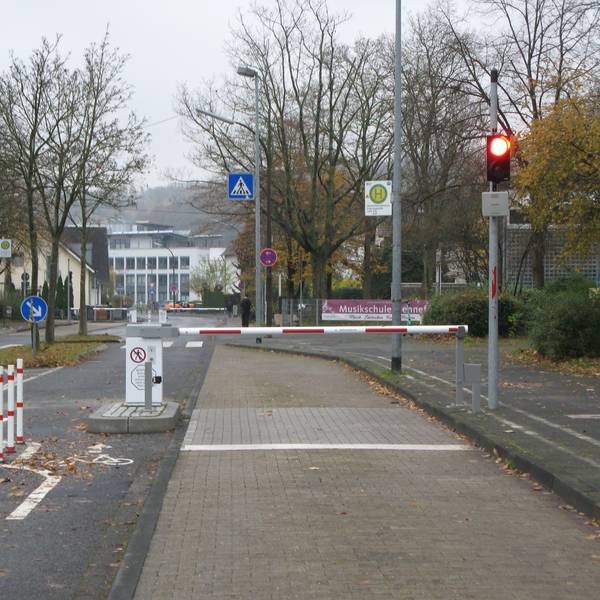 Rot-weiße Schranken und eine Rot zeigende Ampel verhindern den Durchgangsverkehr an den Schulen in der Fritz-Jacobi-Straße.