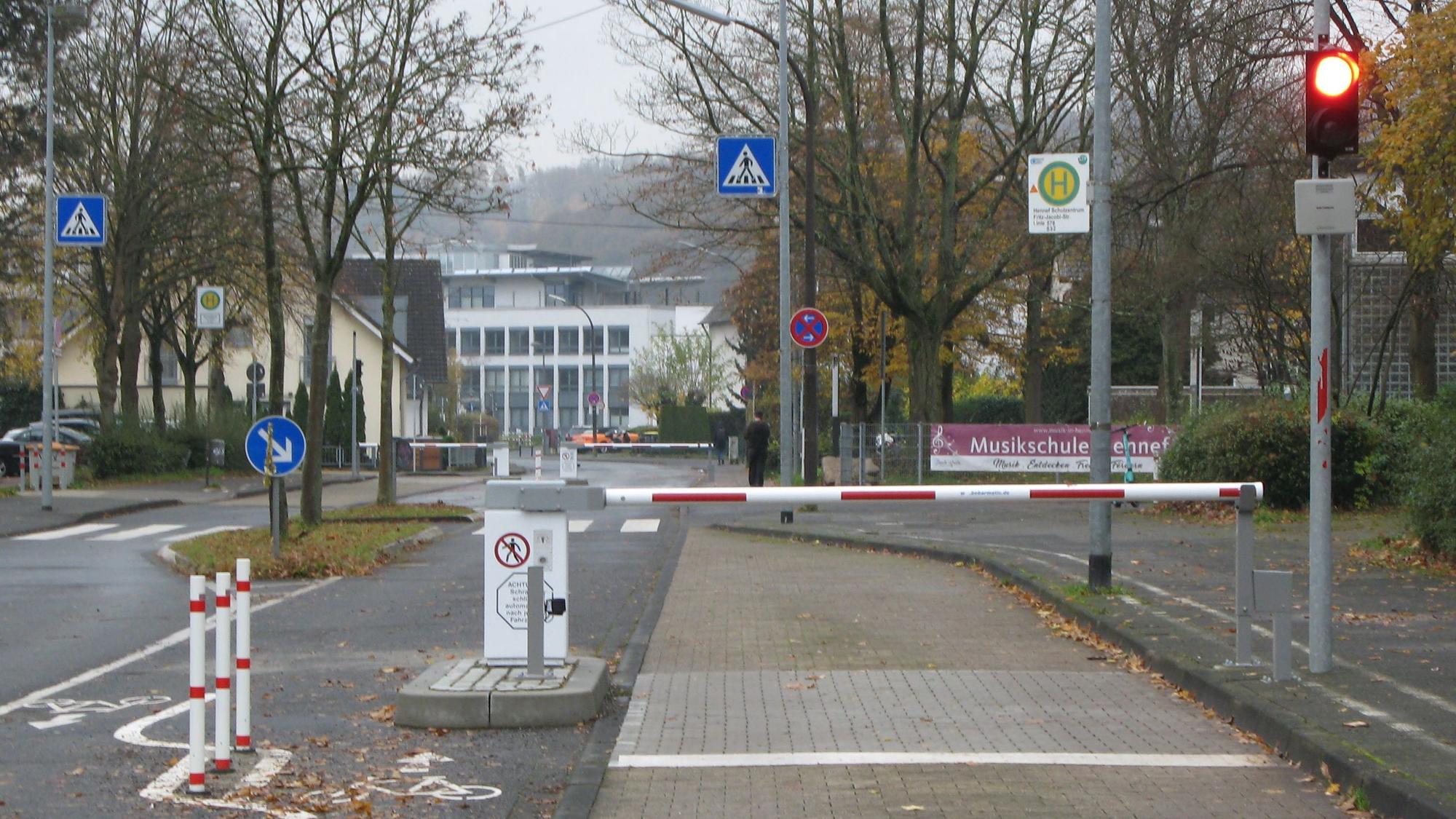 Rot-weiße Schranken und eine Rot zeigende Ampel verhindern den Durchgangsverkehr an den Schulen in der Fritz-Jacobi-Straße.