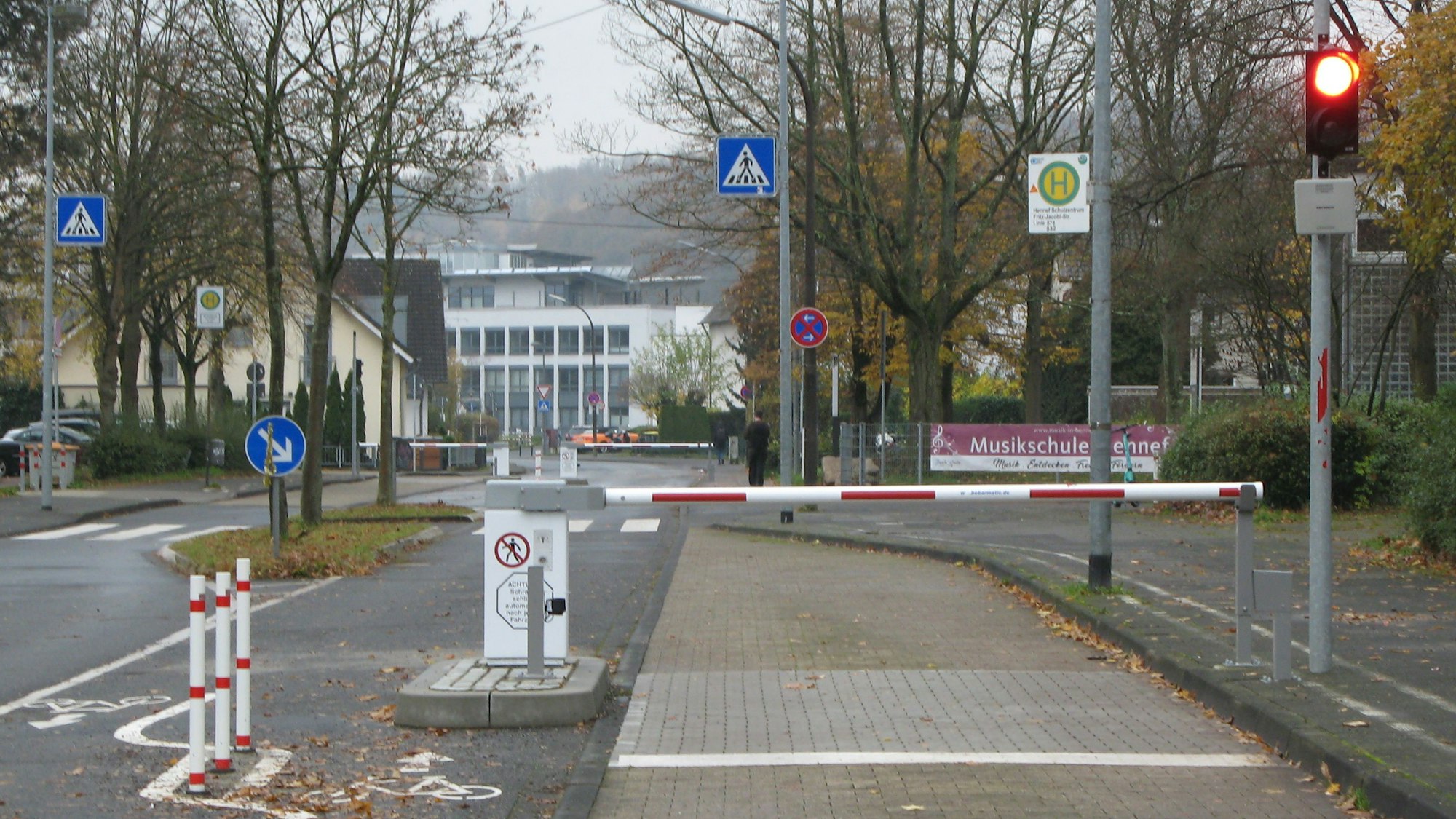 Rot-weiße Schranken und eine Rot zeigende Ampel verhindern den Durchgangsverkehr an den Schulen in der Fritz-Jacobi-Straße.