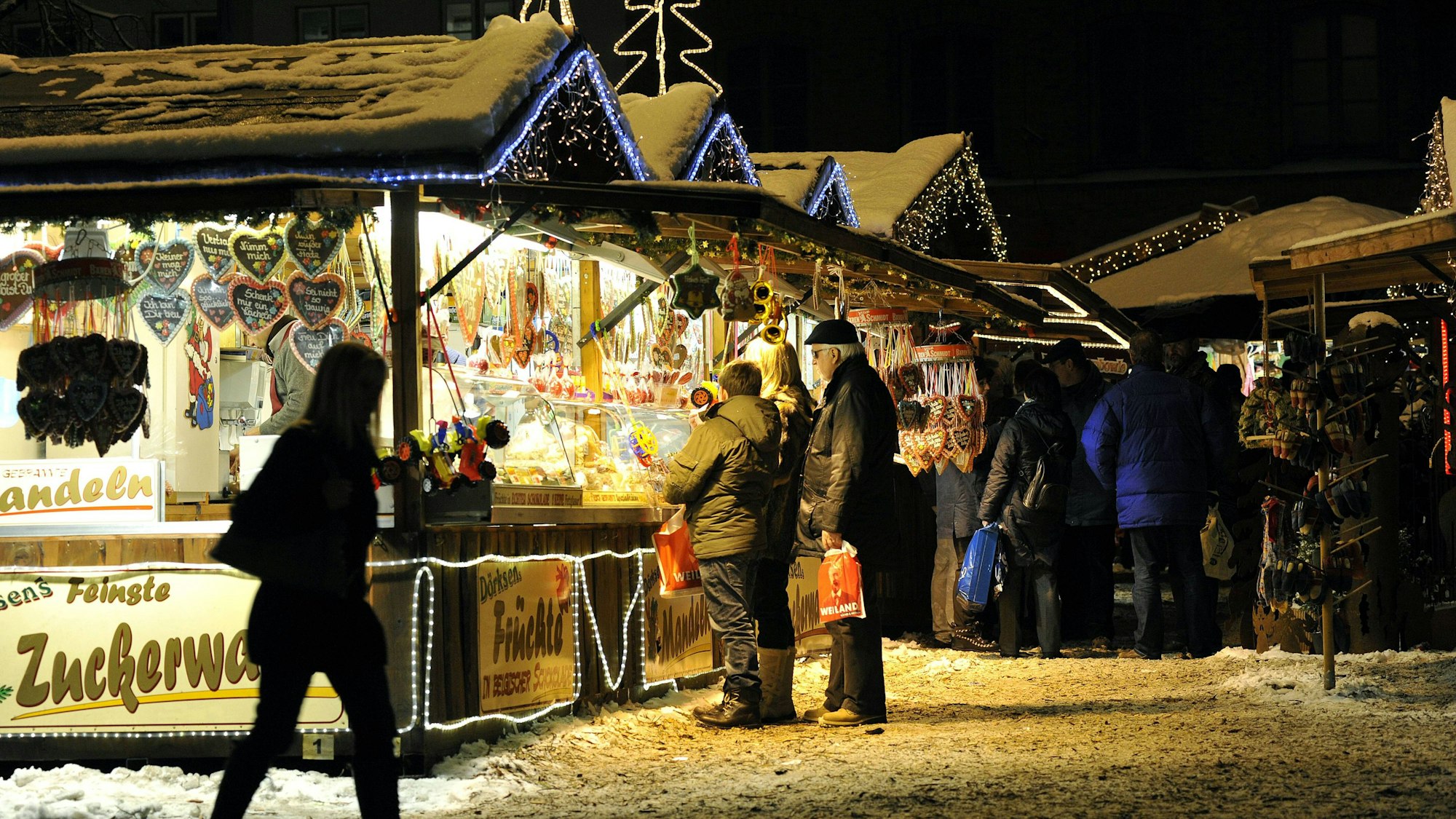 Weihnachtsmarkt in Flensburg (Archivbild): Hier ist ein Stand in der Nacht zu Dienstag (21. November) abgebrannt.