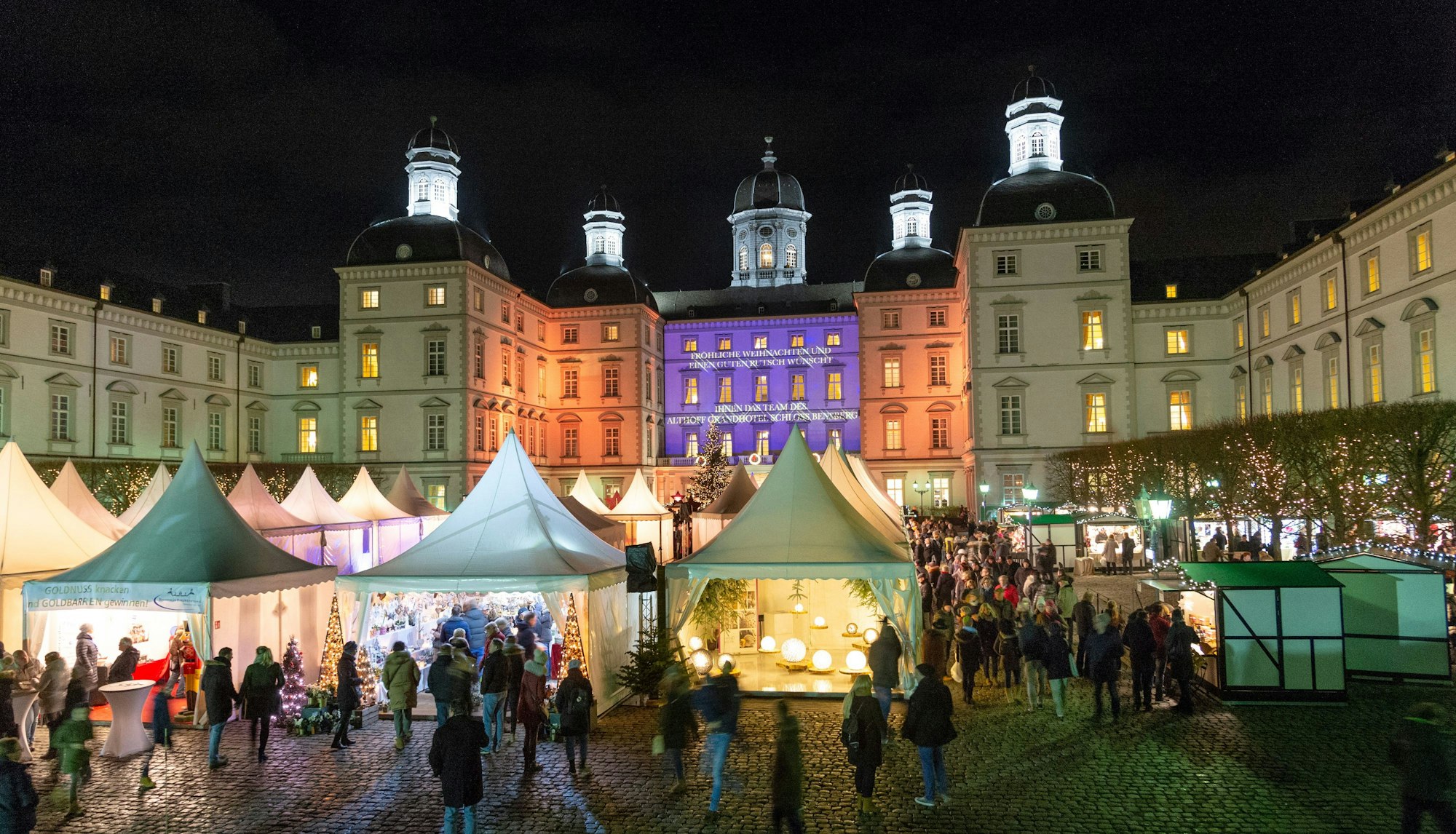 Weiße Pagoden Stände am Weihnachtsmarkt Schloss Bensberg