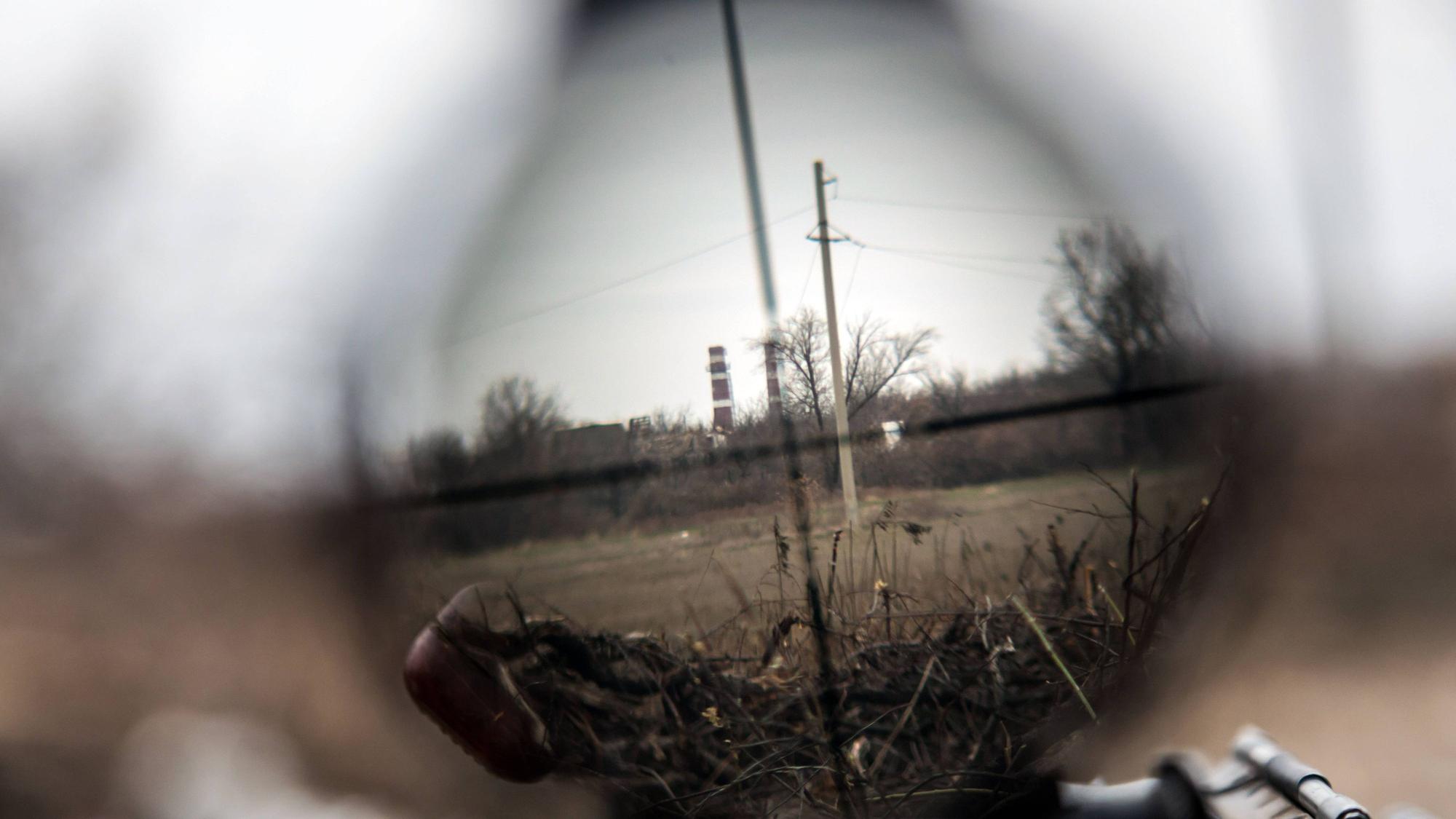 Blick durch die Zieloptik eines Scharfschützengewehrs in der ukrainischen Region rund um Donezk. Laut Kiew hat ein ukrainischer Schütze einen neuen Weltrekord aufgestellt. (Archivbild)