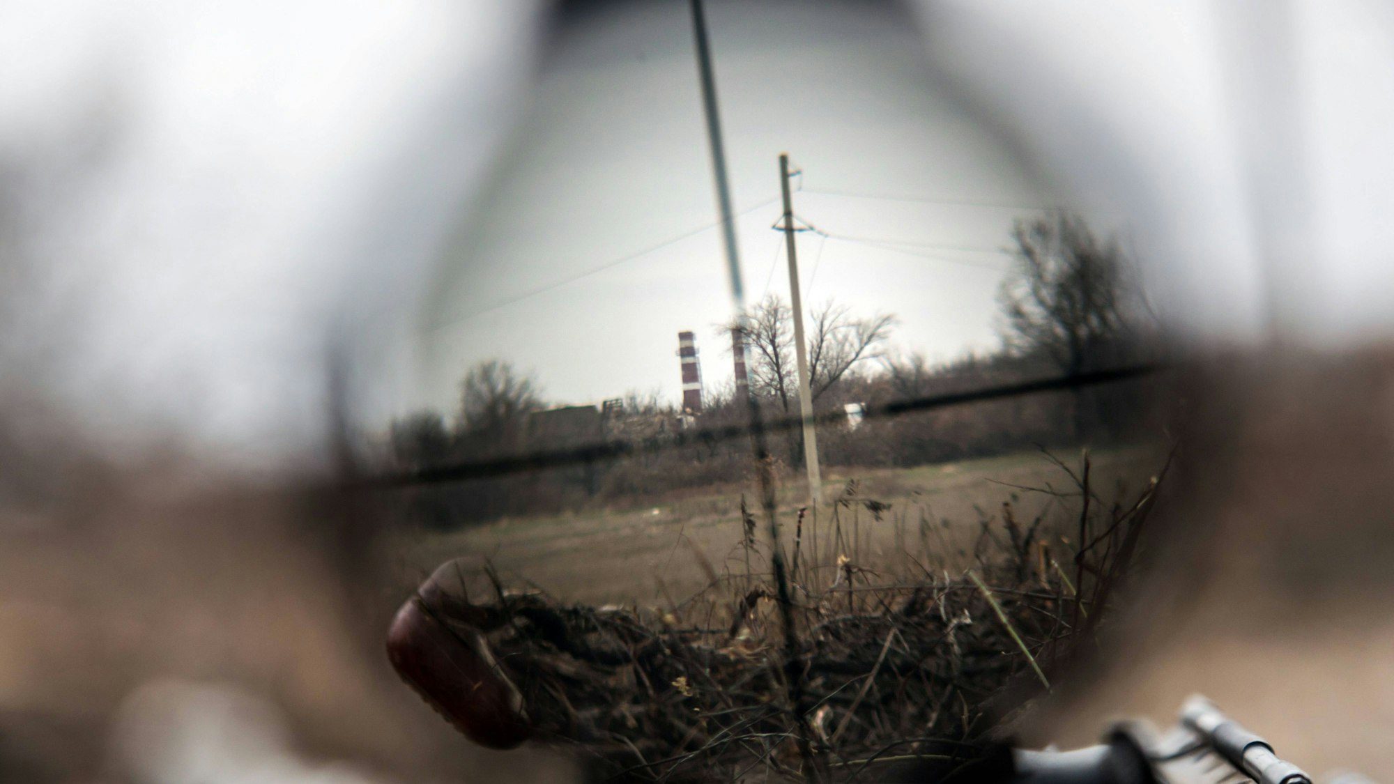 Blick durch die Zieloptik eines Scharfschützengewehrs in der ukrainischen Region rund um Donezk. Laut Kiew hat ein ukrainischer Schütze einen neuen Weltrekord aufgestellt. (Archivbild)