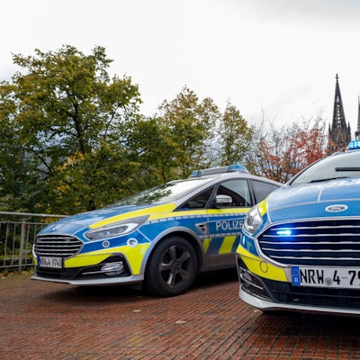 Zu sehen sind zwei Fahrzeuge der Polizei.