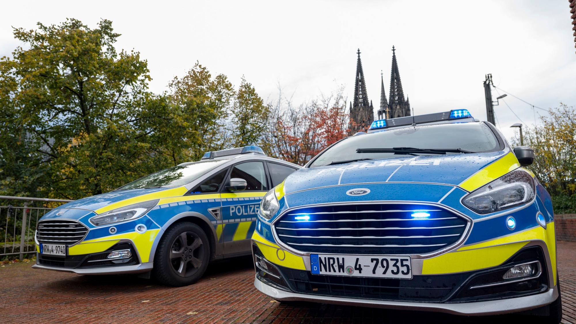 Das Foto zeigt zwei Einsatzfahrzeuge der Polizei Köln.