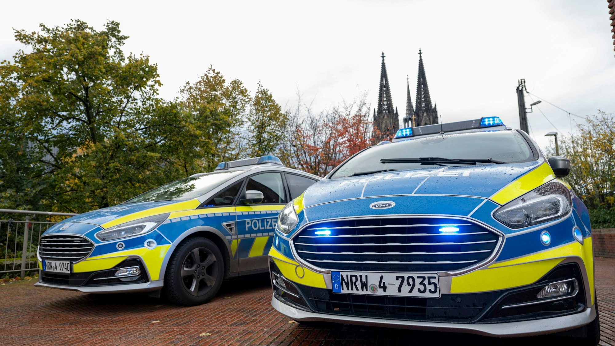 Das Foto zeigt zwei Einsatzfahrzeuge der Polizei Köln.
