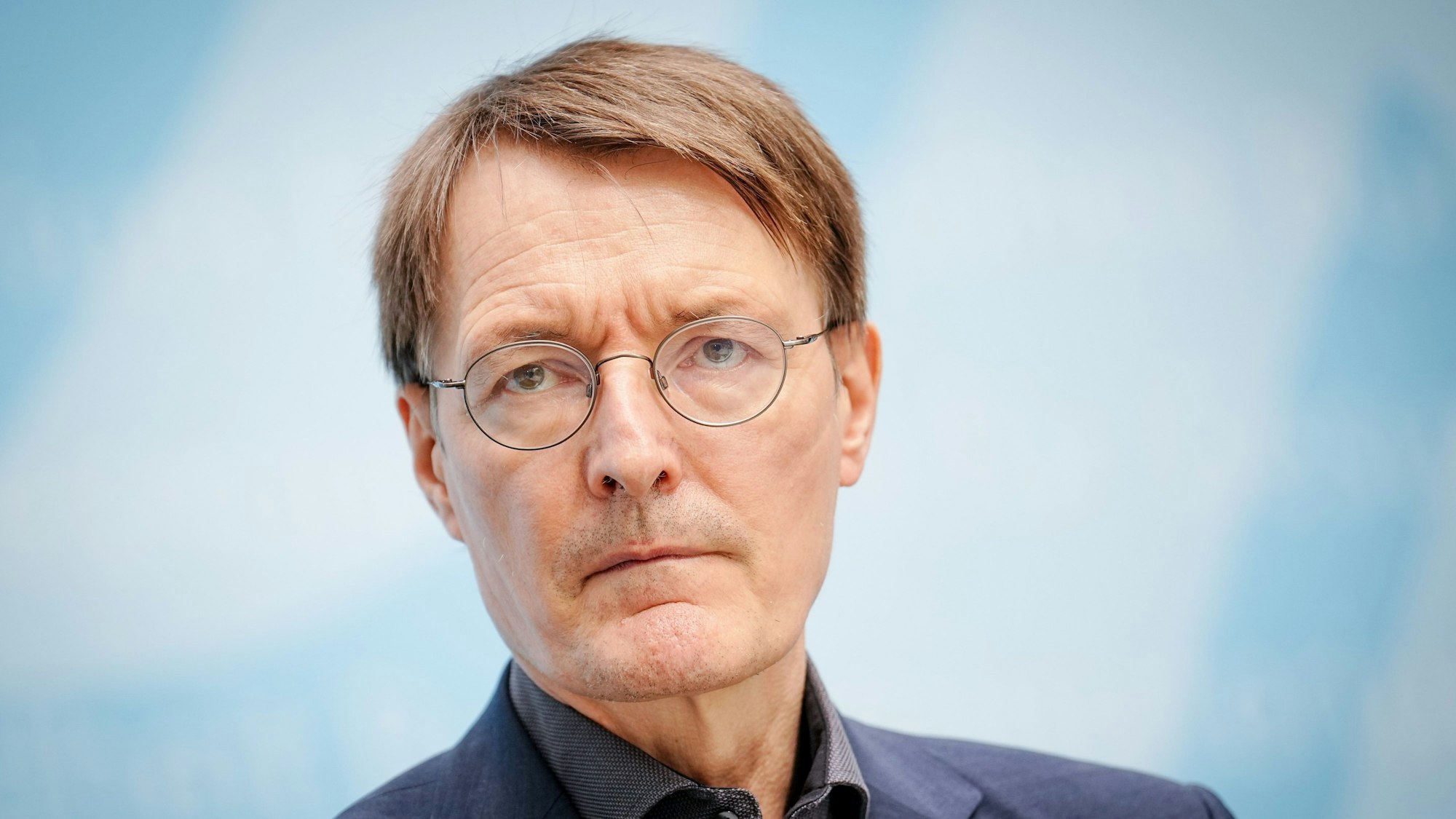 Karl Lauterbach (SPD), Bundesminister für Gesundheit, ist im Porträt zu sehen.