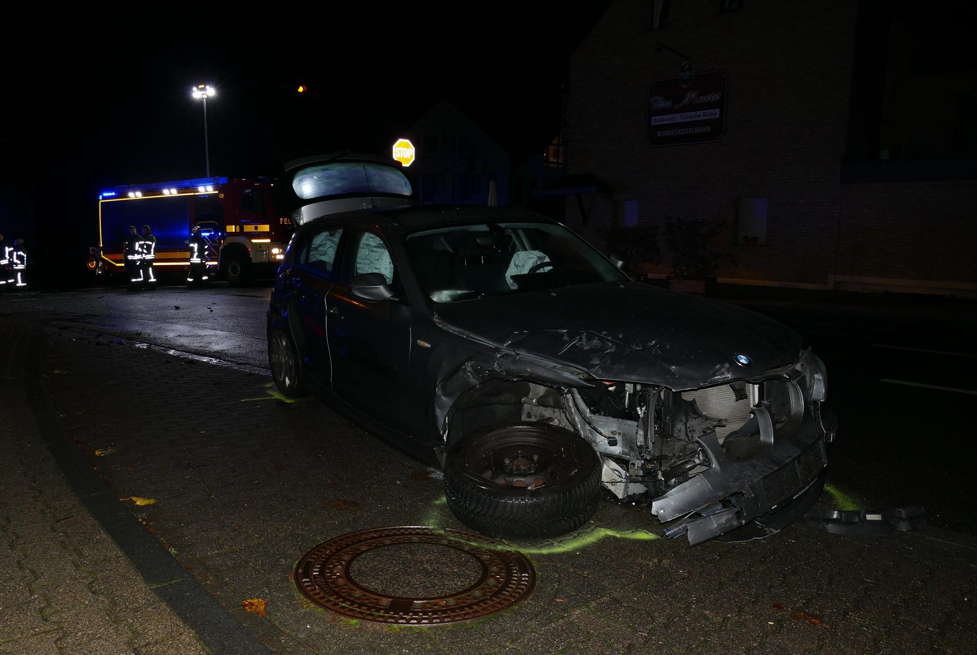 Ein Auto mit abgerissenem Vorderrad steht in einer Bushaltebucht.