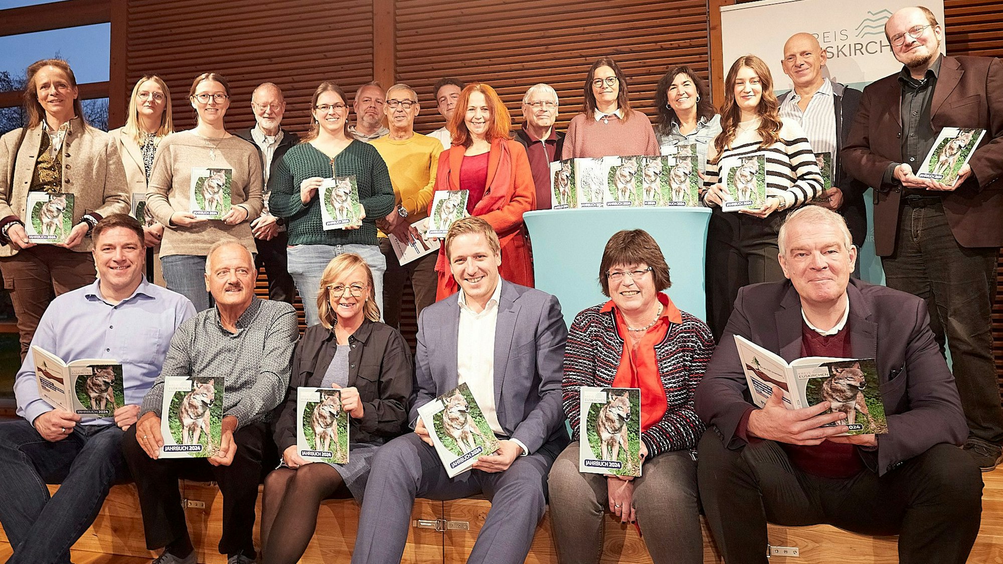 Das Bild zeigt die Autoren und Verantwortlichen des Kreisjahrbuches.