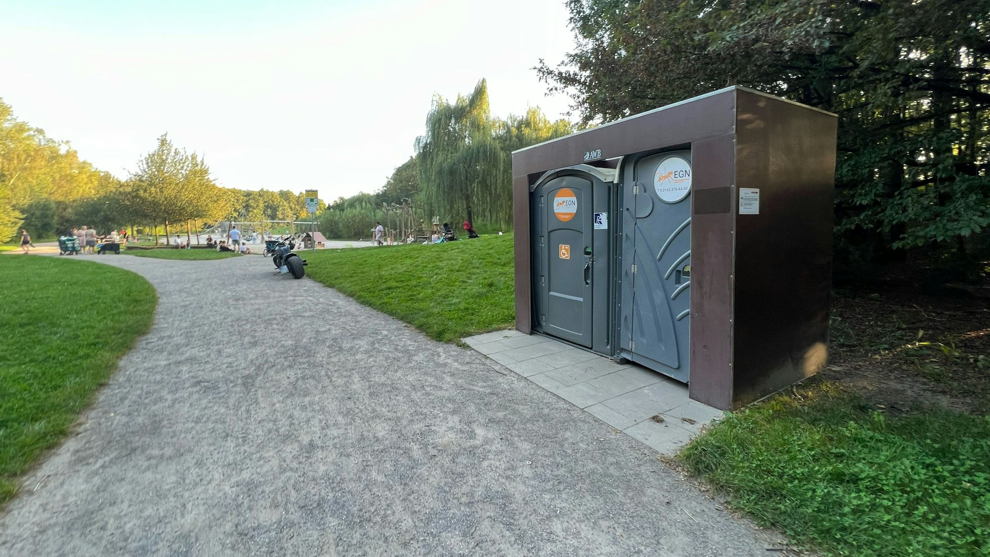 Toiletten stehen am Wegesrand.