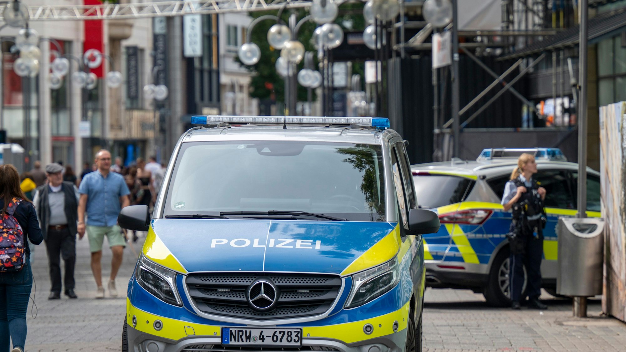 Ein Polizeiwagen steht auf der Schildergasse