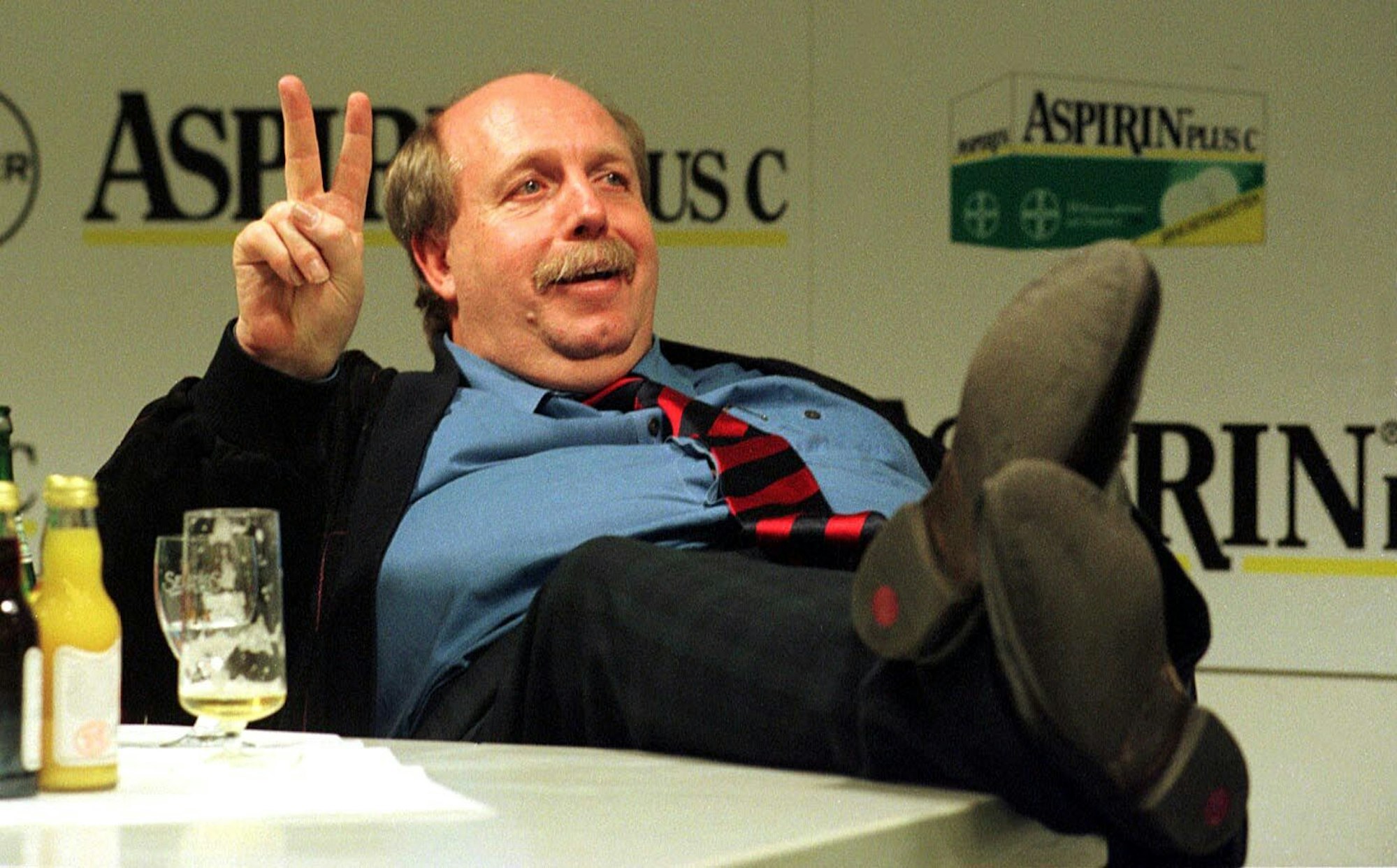 Bildnummer: 09492821 Datum: 20.05.2000 Copyright: imago/Pressefoto Baumann
SpVgg Unterhaching - Bayer Leverkusen 2 - 0 , Rainer Calmund ( Leverkusen ) mit Meisterschale ; 1999 2000 2000 hoch Ballspiele 1.Bundesliga Bundesliga
Image number 09492821 date 20 05 2000 Copyright imago Baumann Spvgg Unterhaching Bayer Leverkusen 2 0 Rainer Calmund Leverkusen with Bowl champions 1999 2000 2000 vertical Ball games 1 Bundesliga Bundesliga