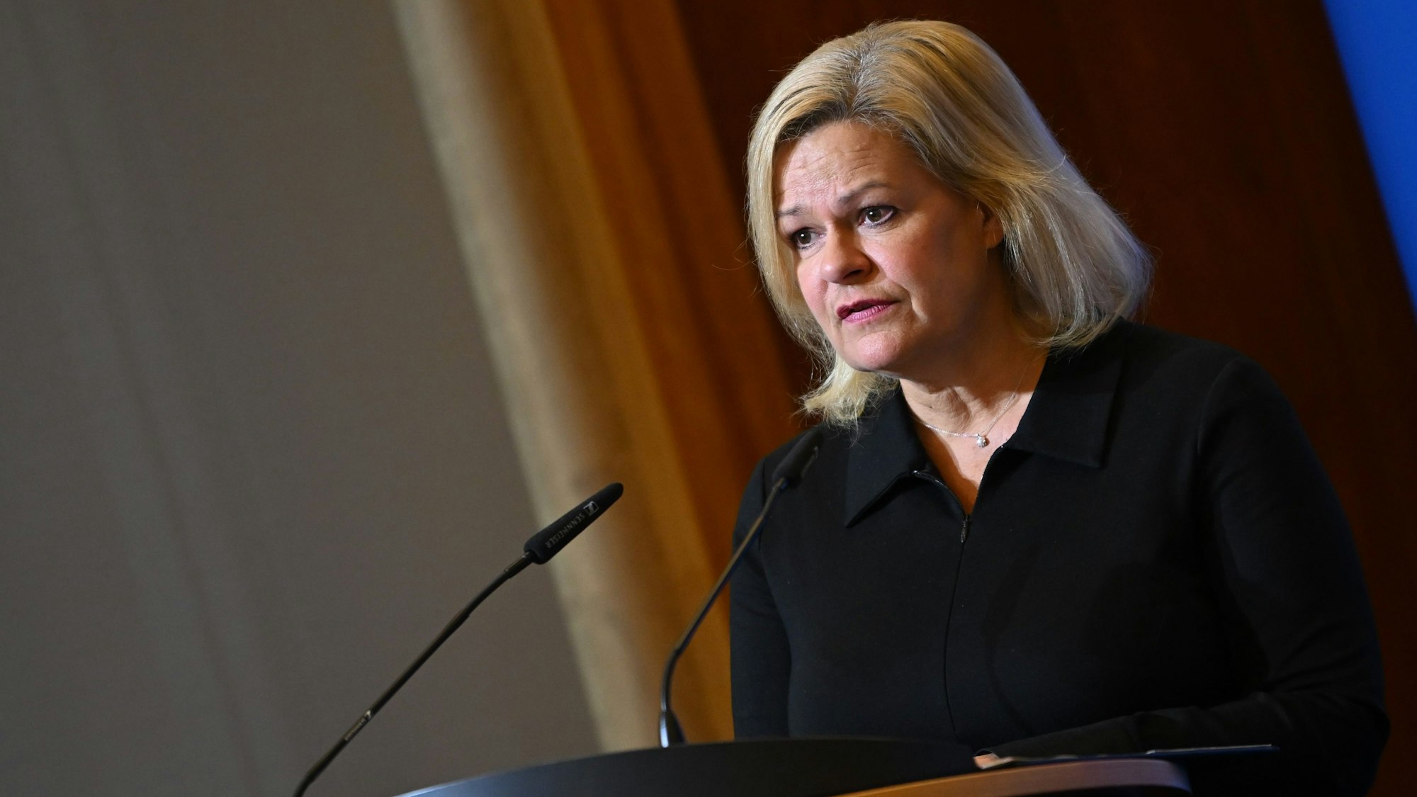 Nancy Faeser (SPD), Bundesministerin des Innern und Heimat, steht an einem Rednerpult.
