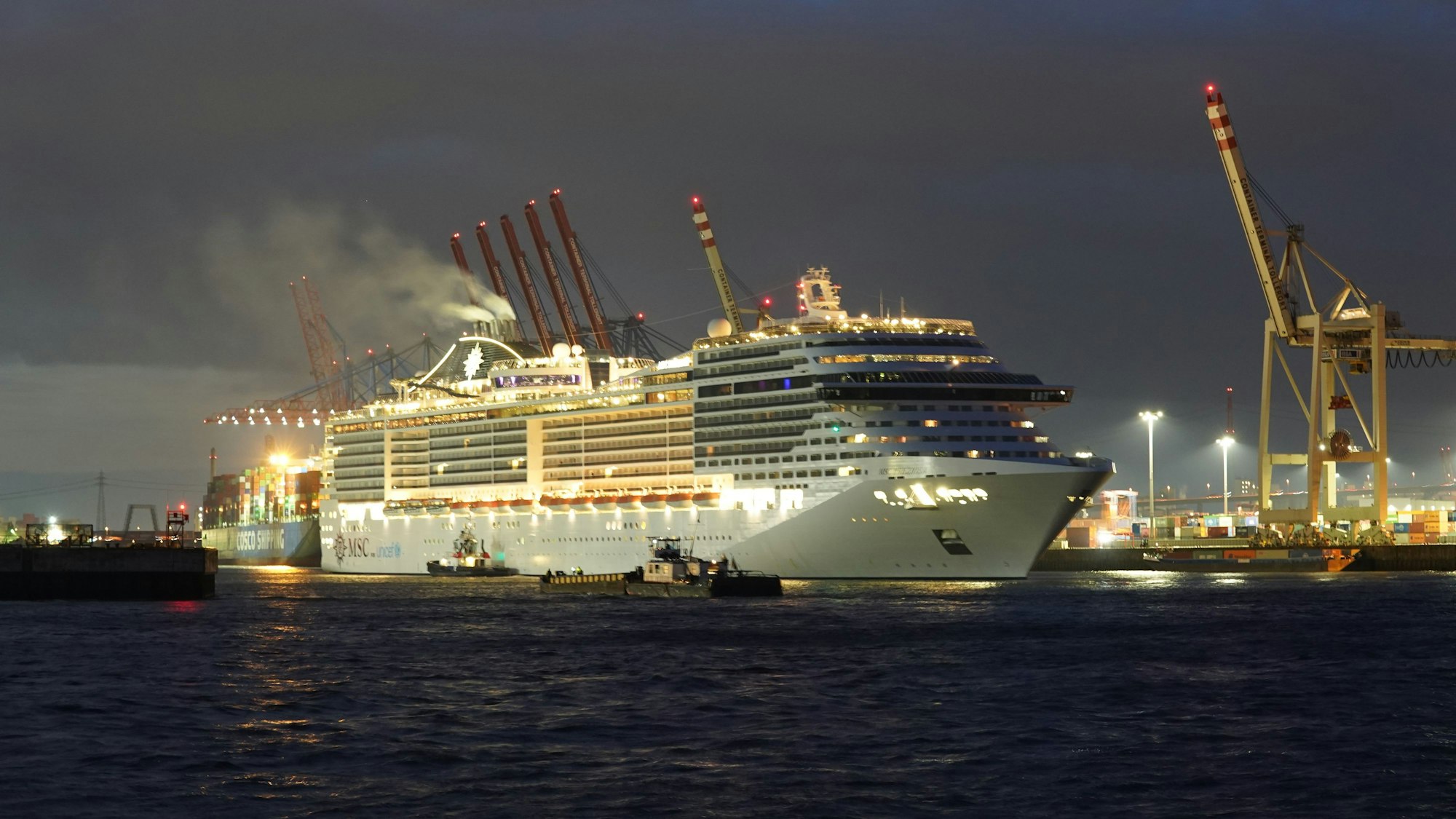 Das Kreuzfahrtschiff „MSC Preziosa“ läuft im Hamburger Hafen ein.