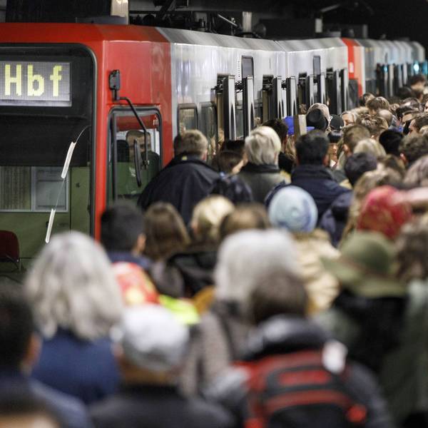 Dicht gedrängt stehen zahlreiche Fahrgäste auf dem Bahnsteig der U-Bahn-Haltestelle Neumarkt. Einige versuchen, eine KVB-Bahn zu besteigen.