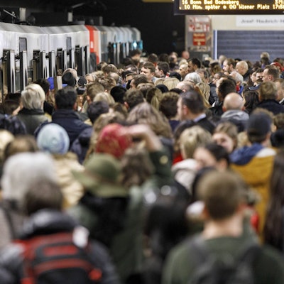 Dicht gedrängt stehen zahlreiche Fahrgäste auf dem Bahnsteig der U-Bahn-Haltestelle Neumarkt. Einige versuchen, eine KVB-Bahn zu besteigen.